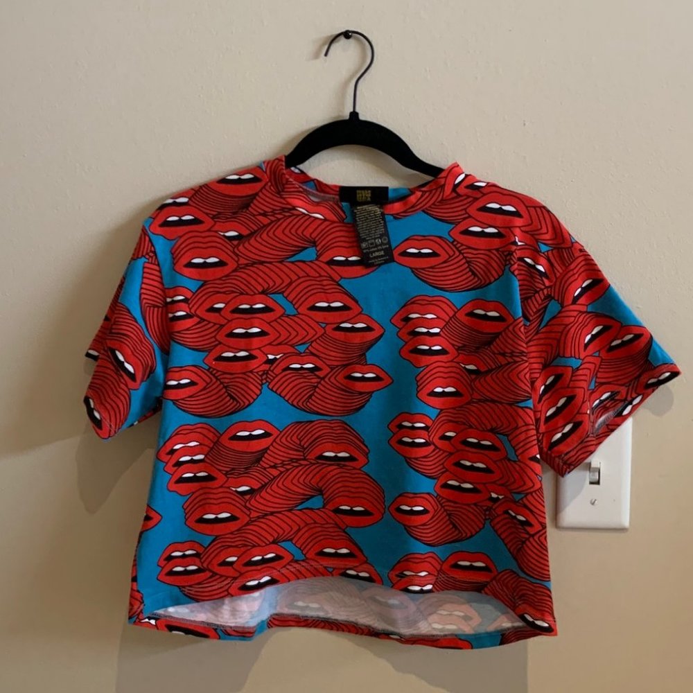 Nooworks Mouths Crop Tee in Large
